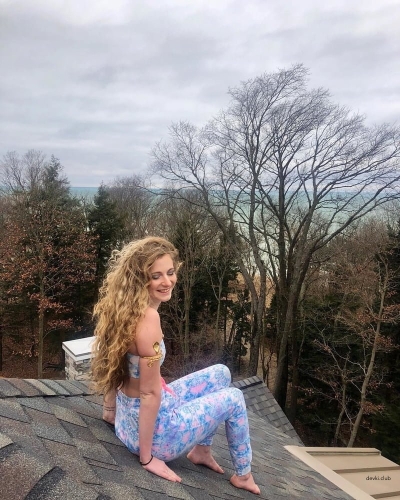 Girl with a gorgeous elastic ass