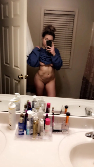 Selfie from a curvy girl with a big ass